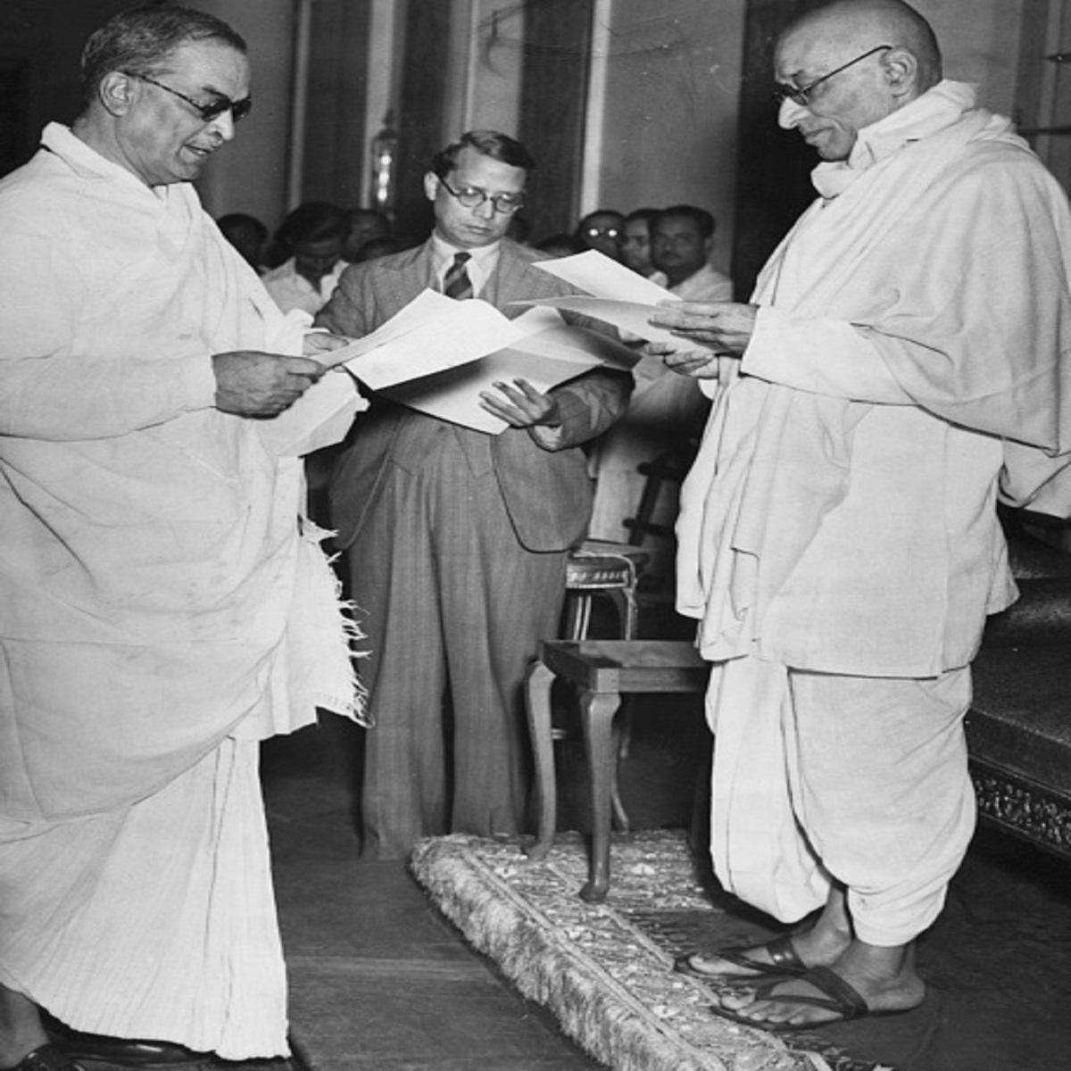 শপথ নিচ্ছেন বিধানচন্দ্র রায় -- গেটি ইমেজ
