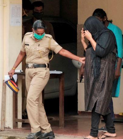 আদালতের পথে স্বপ্না সুরেশ