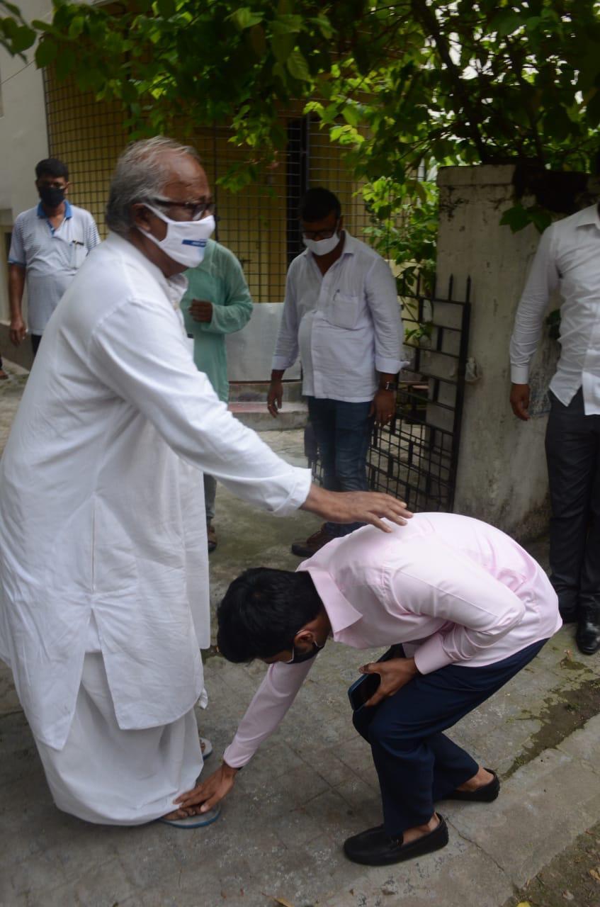 সৌগত রায়ের পা ছুঁয়ে প্রণাম অভিষেকের