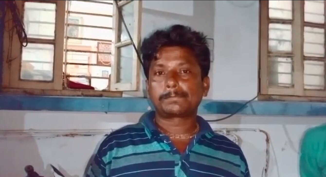 নিহতের বাবা পরিতোষ সর্দার। ছবি: প্রসেনজিৎ সাহা