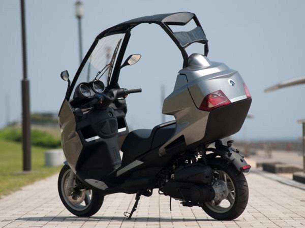 ADIVA AD 200 bike having features like car roof ac vents music system one