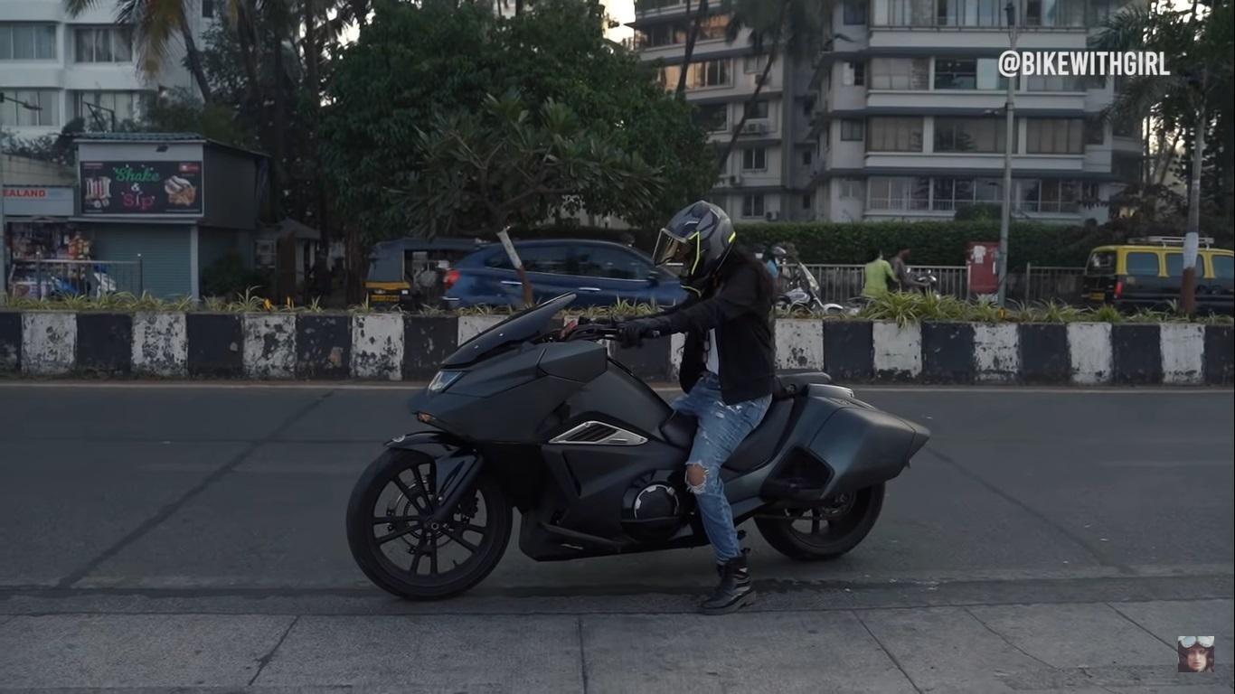 'Batman'-এর বাইকের মতো দেখতে বাইক (ছবি-ইউটিউবে ভাইরাল হওয়া ভিডিওর স্ক্রিনশন)