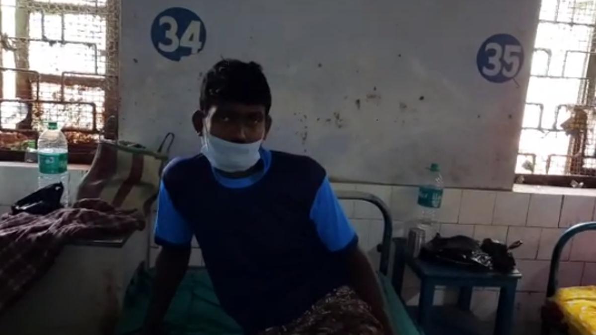 উলুবেড়িয়া হাসপাতালে চিকিৎসাধীন গৃহকর্তা সুকুমার গায়েন।