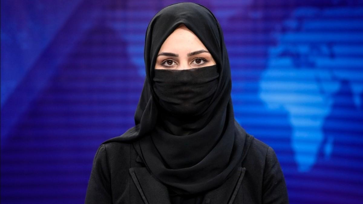 বোরখা পরিহিত সঞ্চালিকা। 