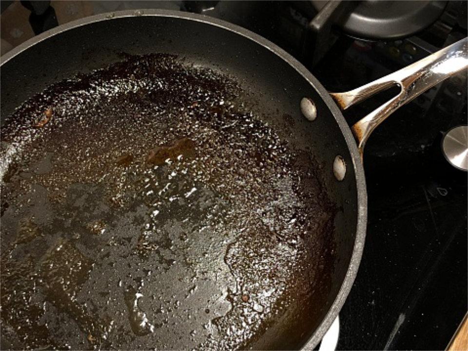 Kitchen Hacks কড়াইয়ে জমে থাকা ময়লা পরিষ্কারে নাজেহাল? রয়েছে সহজ