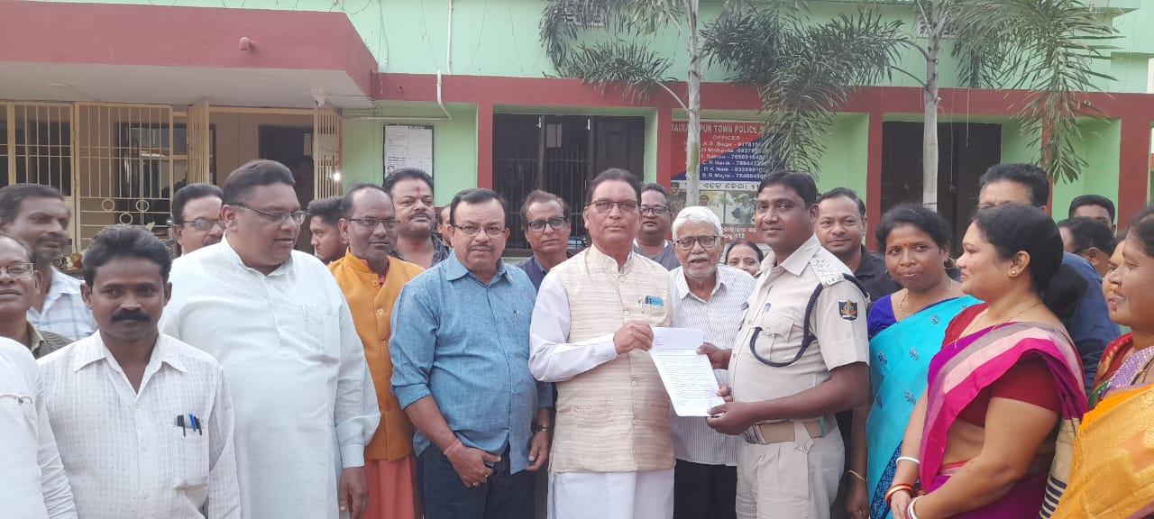 অখিল গিরির বিরুদ্ধে অভিযোগ দায়ের