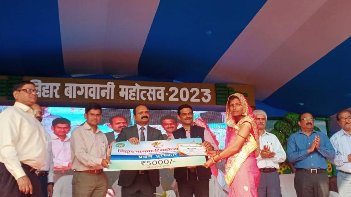 पहले स्थान वाले प्रतिभागी पुरस्कार लेते हुए