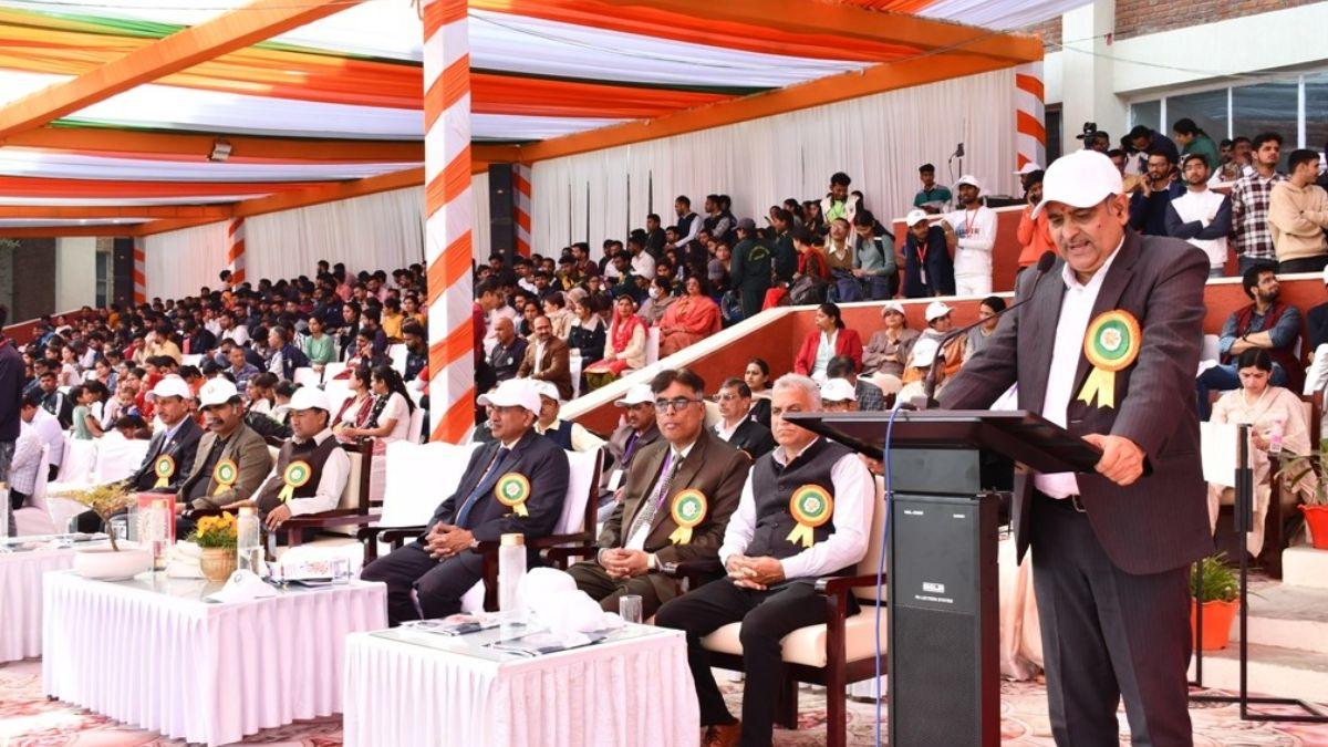 कुलपति प्रो. बी.आर. काम्बोज कार्यक्रम को संबोधित करते हुए