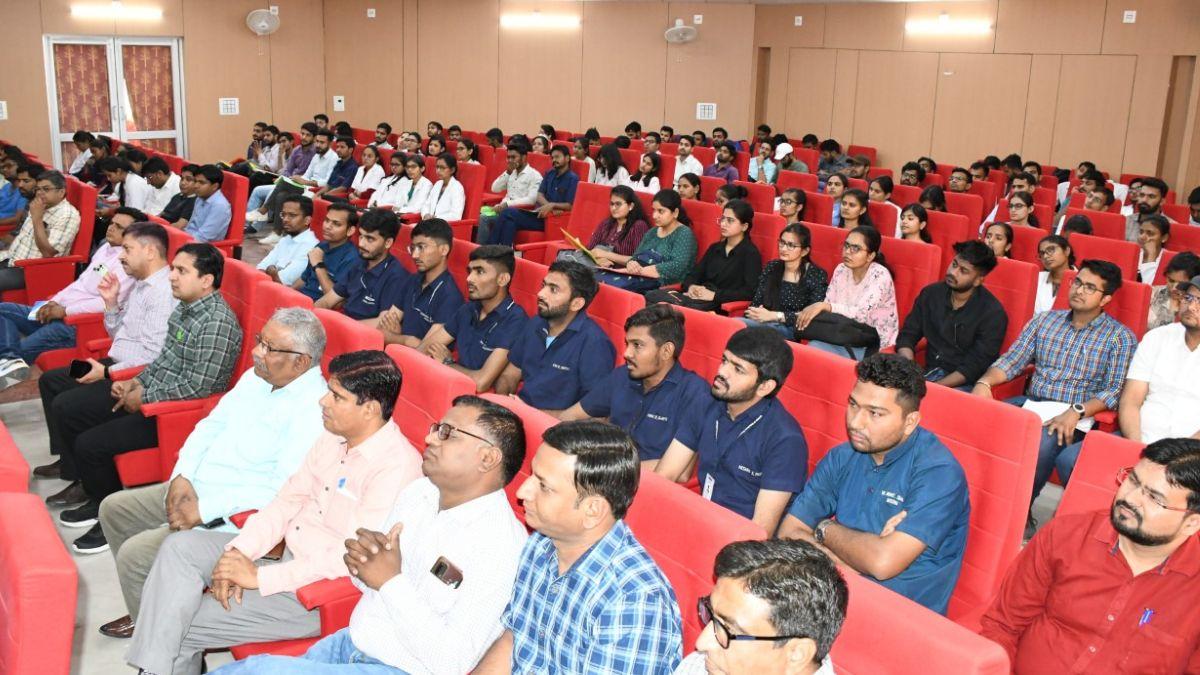 कार्यशाला में वेटरनरी विश्वविद्यालय के 100 स्नातक विद्यार्थी रहे मौजुद 