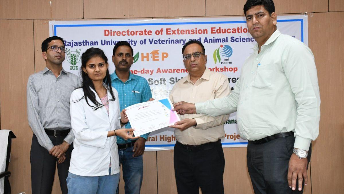 कार्यशाला के समापन पर विद्यार्थियों को दिया गया प्रमाण-पत्र