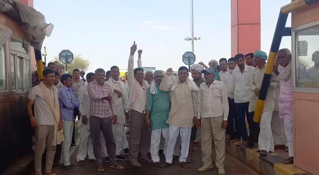 किसानों ने सड़क जाम करते हुए नारेबाजी भी की-फोटो किसान तक