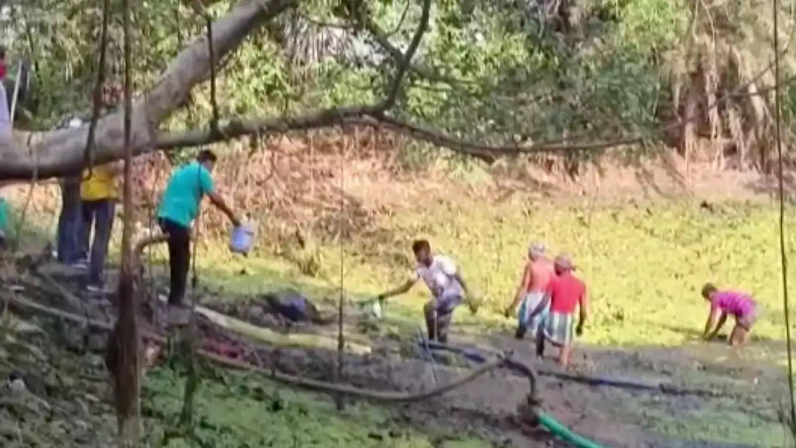 ডোবায় খোঁজ চলছে মোবাইলের