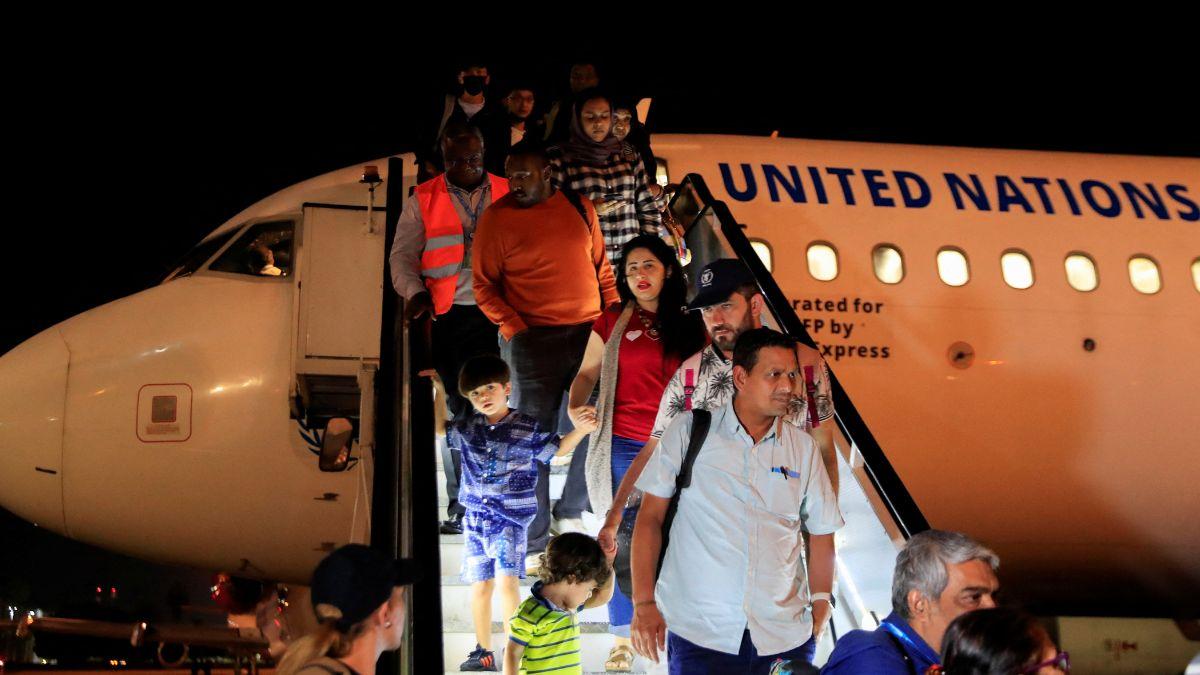 Modi Govt. ने ‘आपरेशन कावेरी’ के तहत जहाज और विमानों के जरिए भारतीय नागरिकों को निकालने का अभियान शुरू कर दिया है।