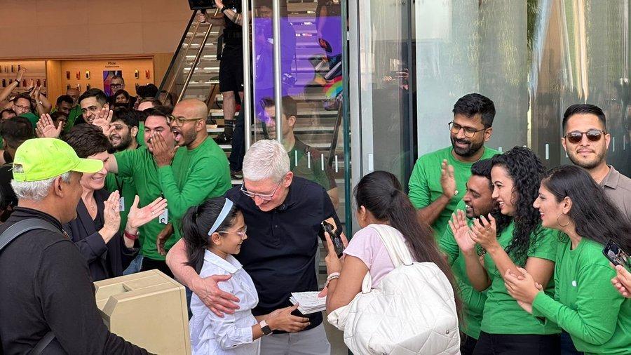 Tim Cook ने किया उद्धाटन, Apple के दीवानों ने ली सेल्फी