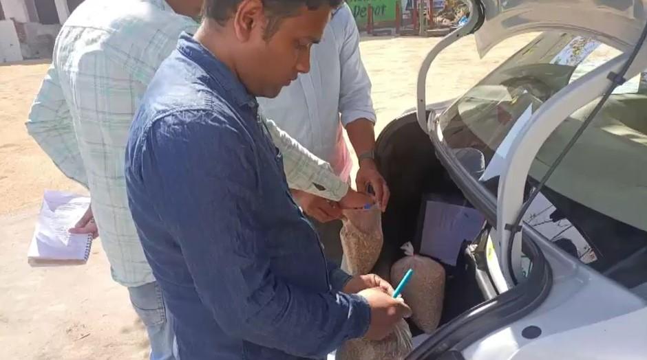 गेहूं का सैंपल लेते एफसीआई के अधिकारी