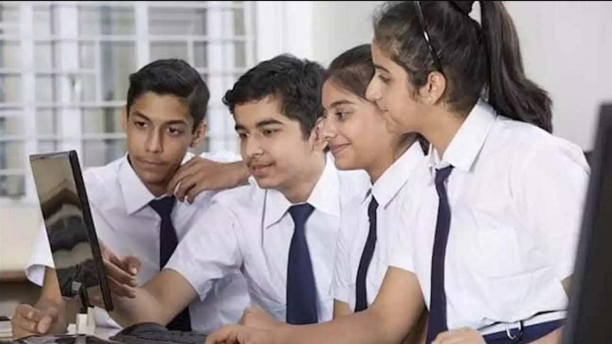 cbseresults.nic.in के साथ-साथ UMANG एकेडमिक ऐप पर भी देख सकते हैं।