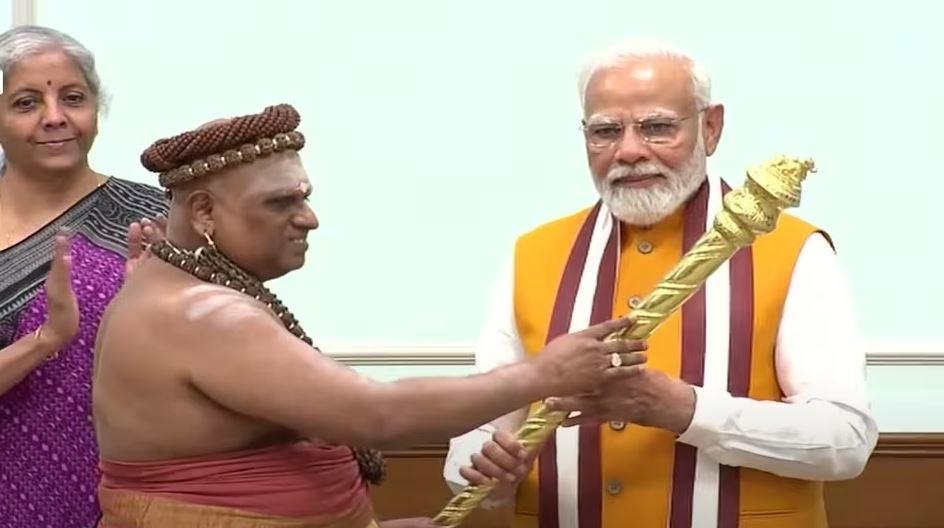 PM मोदी ने नई संसद में सेंगोल को स्थापित किया