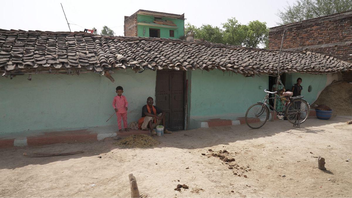 बांदा में आज भी खपरैल के घर मिलते हैं और पानी की कमी से आई विपन्नता की कहानी कहते हैं. फोटो- किसान तक