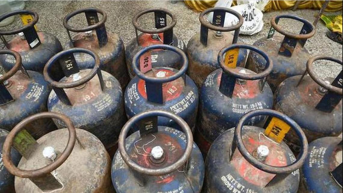 Delhi में कॉमर्शियल गैस सिलेंडर 2028 रुपए की जगह 1856.50 रुपए में मिलेगा ।
