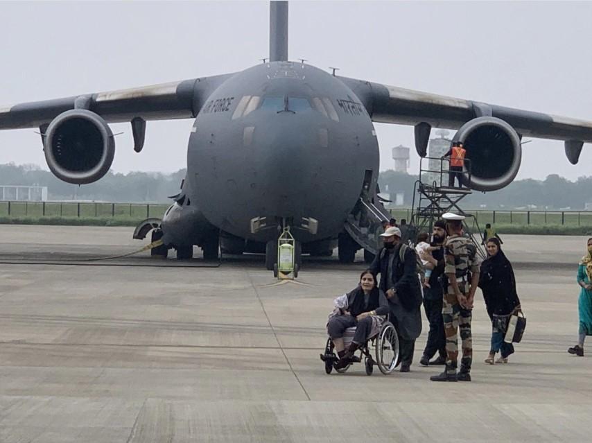 (IAF) C17 ग्लोबमास्टर विमान से 246 भारतीय निकासी का दूसरा जत्था गुरुवार को मुंबई में उतरा।
