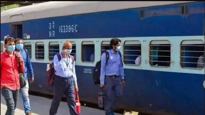 Senior Citizen के किराए से रेलवे को होने वाली कमाई में लगातार बढ़ोतरी हुई है