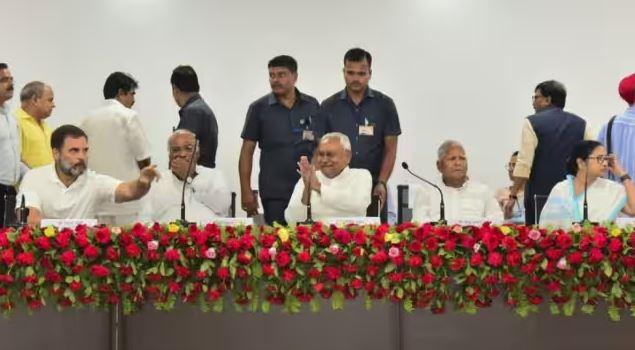 बैठक में नीतीश कुमार को गठबंधन का संयोजक बनाने पर चर्चा हुई है, हालांकि फैसला अगली बैठक में होगा
