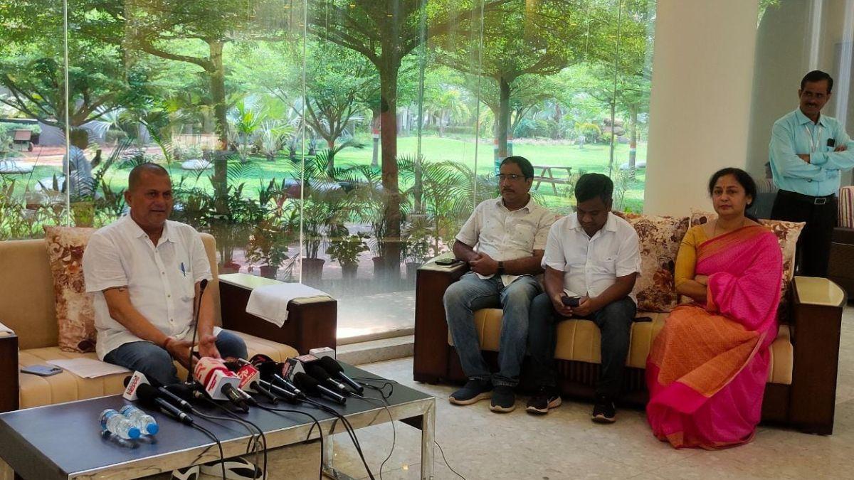 भुवनेश्वर में प्रेस कॉन्फ्रेंस करते डॉ अच्युत सामंत