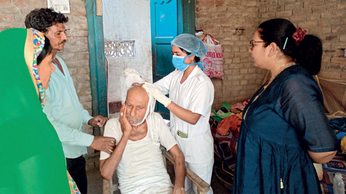 साहेबगंज (मुजफ्फरपुर) के जलेश्वर ठाकुर की ड्रेसिंग करती पैलिएटिव केयर की नर्स (सभी फोटो: पुष्यमित्र)