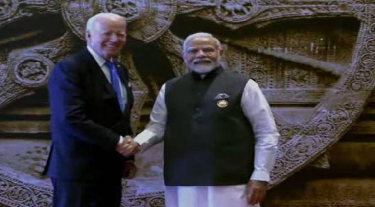 प्रधानमंत्री नरेंद्र मोदी को अमेरिकी राष्ट्रपति Jo Baiden को कोणार्क सूर्य मंदिर का ऐतिहासिक सांस्कृतिक महत्व समझाते हुए देखा जा सकता है