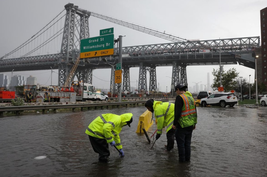 New York में आई बाढ़, एयरपोर्ट पर भी भरा पानी