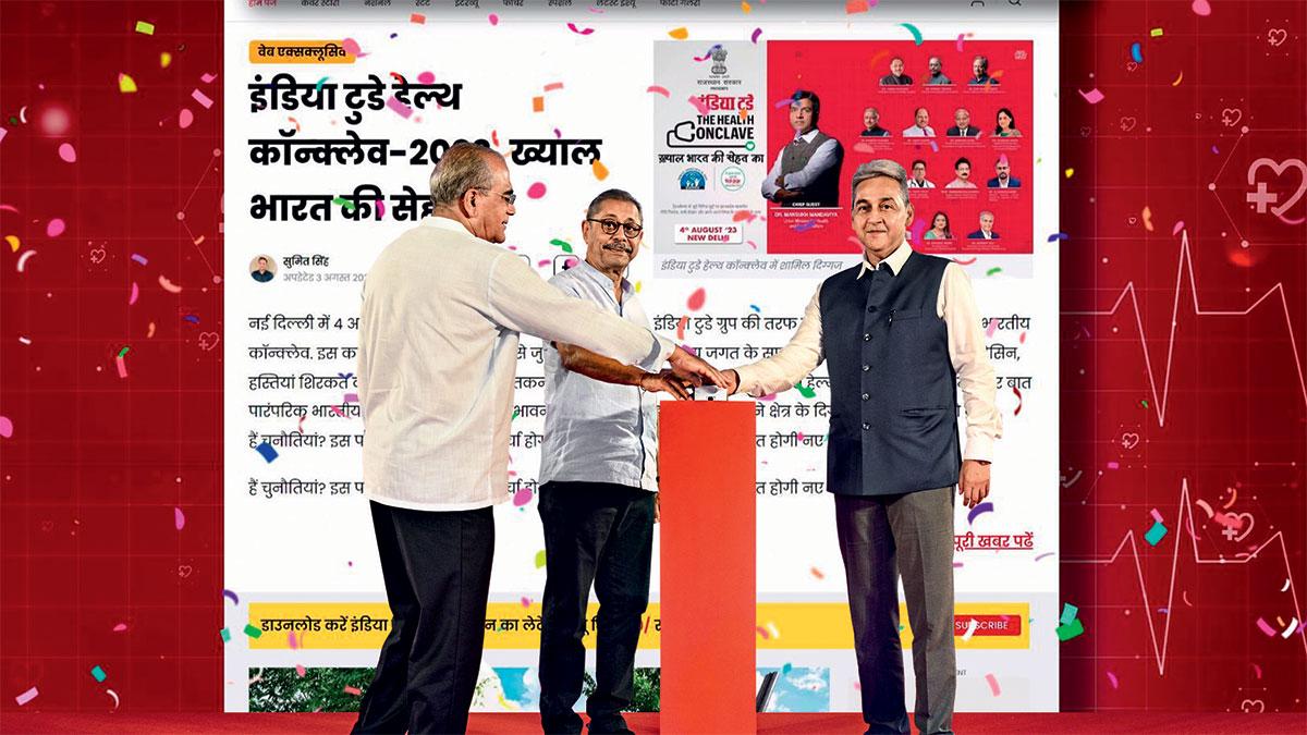 इंडिया टुडे हिंदी मैगजीन की वेबसाइट लॉन्च करते (बाएं से) अरुण पुरी, डॉ. नरेश त्रेहन और सुधांश पंत
