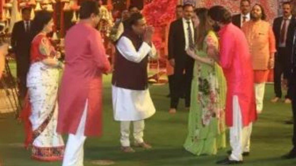 एंटीलिया पर बॉलीवुड से लेकर राजनीति जगत की कई हस्तियां पहुंची और गणपति बप्पा के दर्शन किए