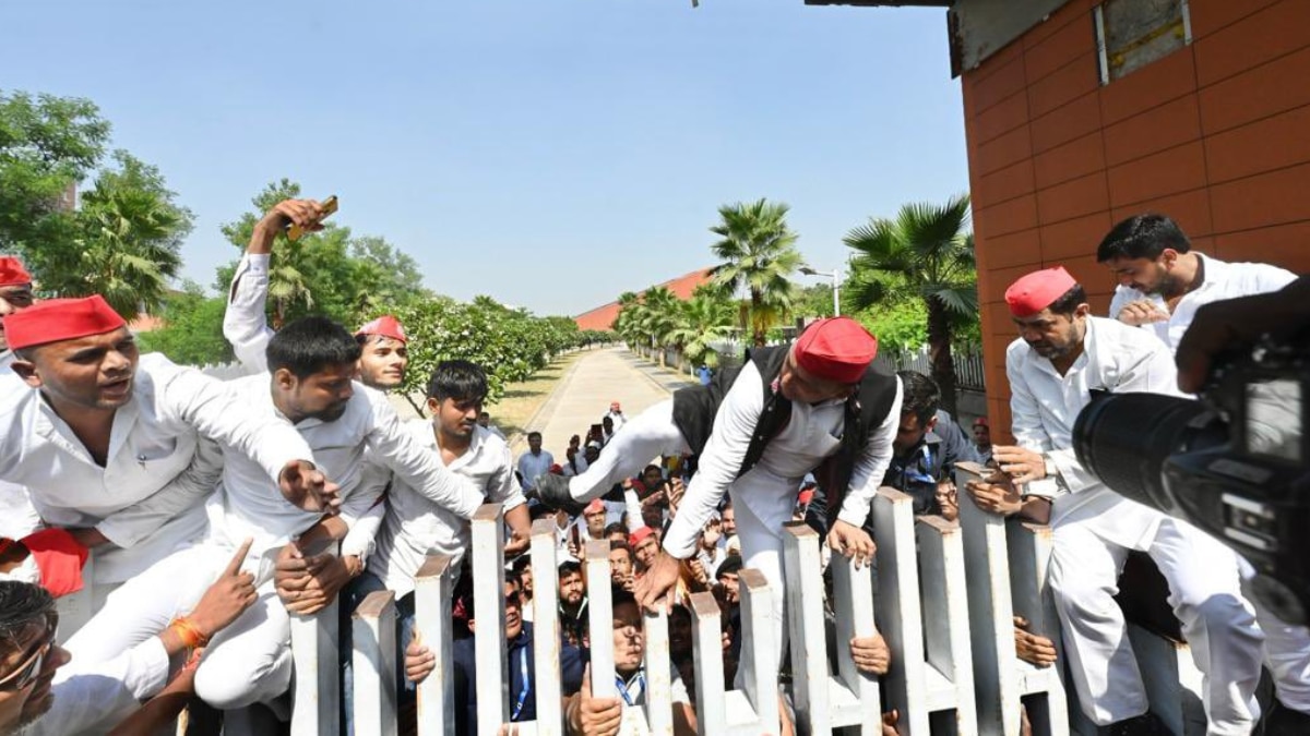 जयप्रकाश नारायण की जयंती पर जेपीएनआईसी का गेट फांदकर पहुंचे थे अखिलेश यादव