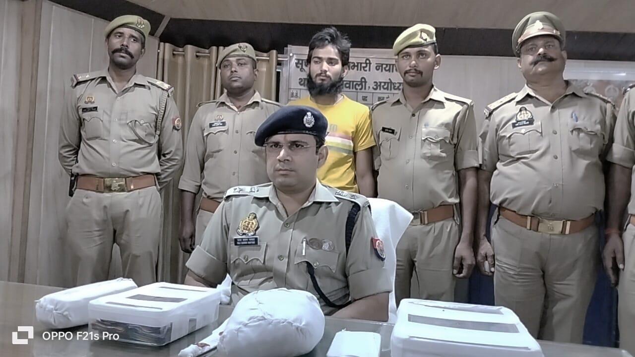 पुलिस हत्या के एक आरोपी के साथ