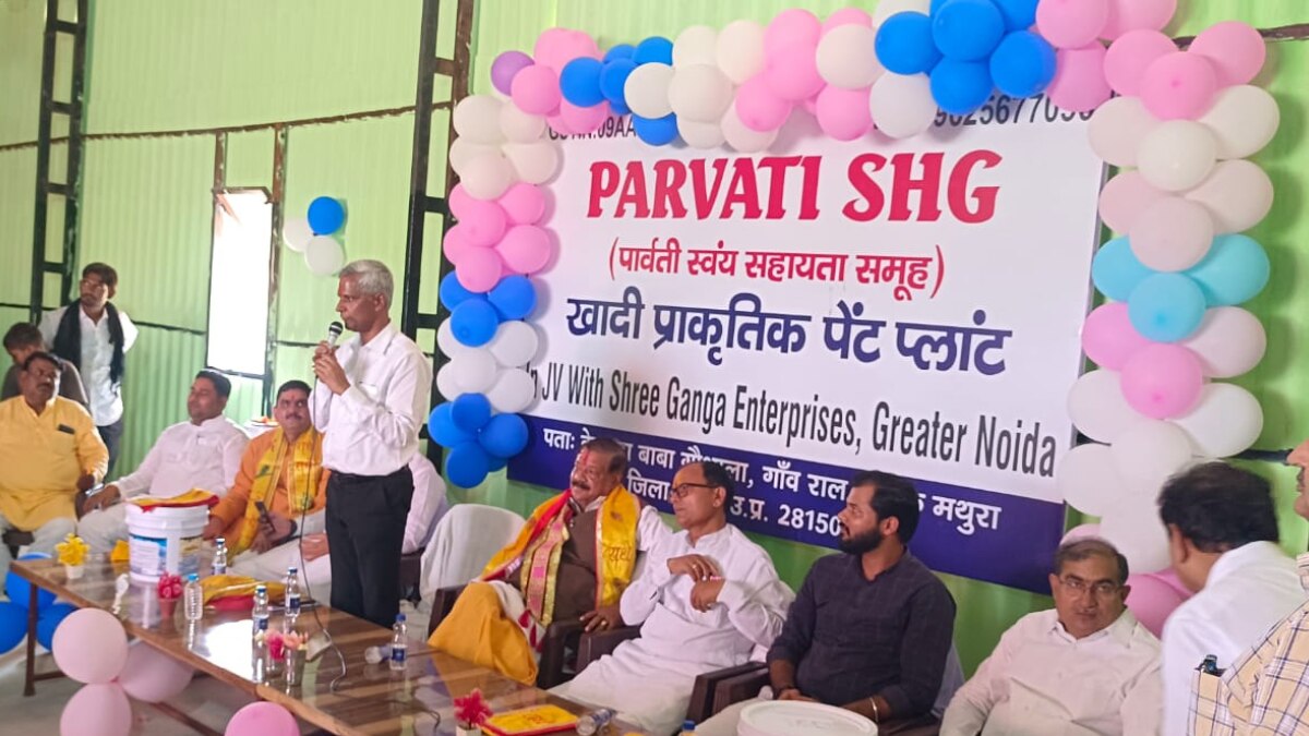 उद्घाटन समारोह में मथुरा के जिलाधिकारी शैलेंद्र सिंह, सीडीओ मनीष मीना और ग्रामीण