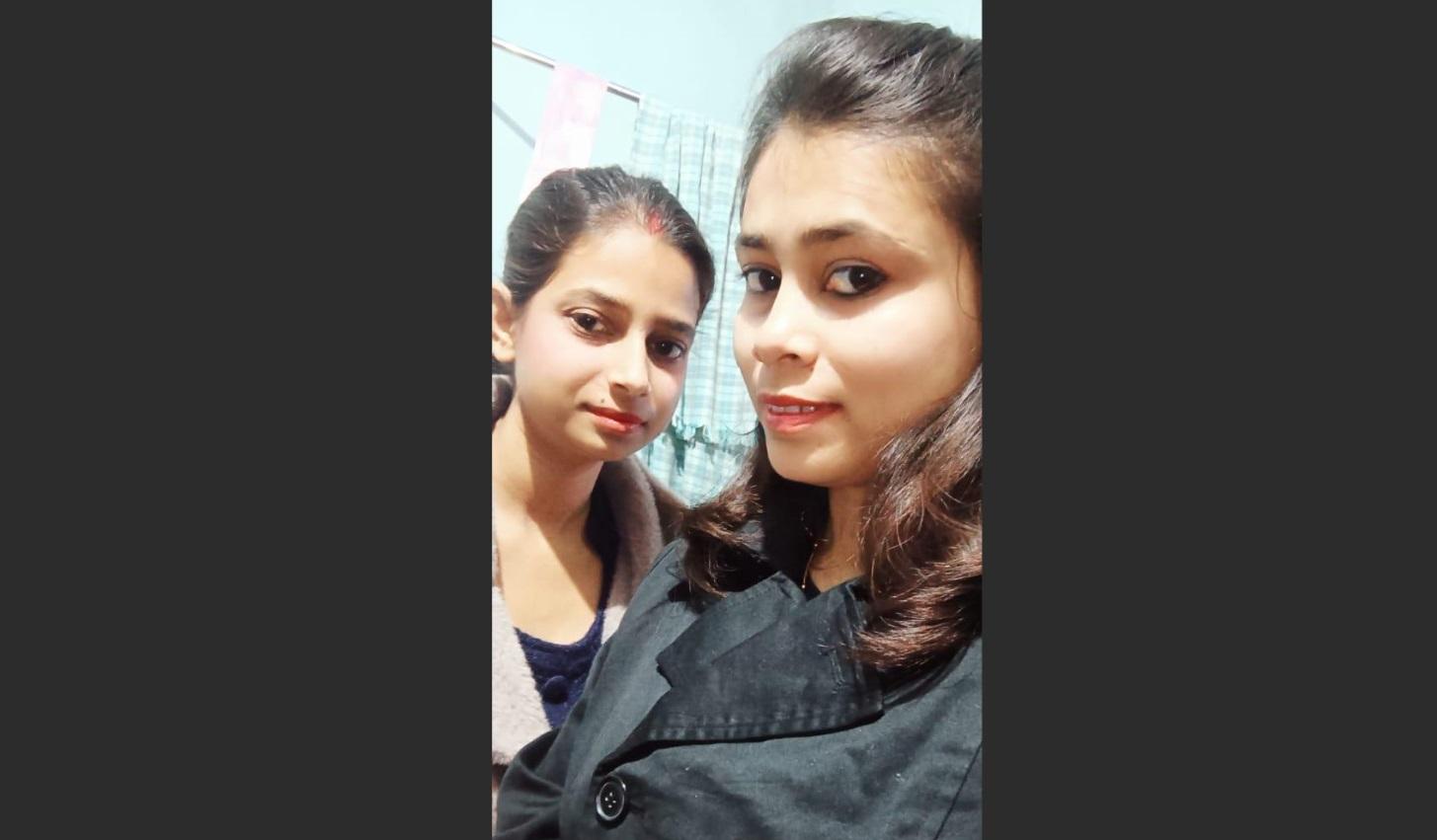 अपनी बहन के साथ मुन्नी (दाएं) 