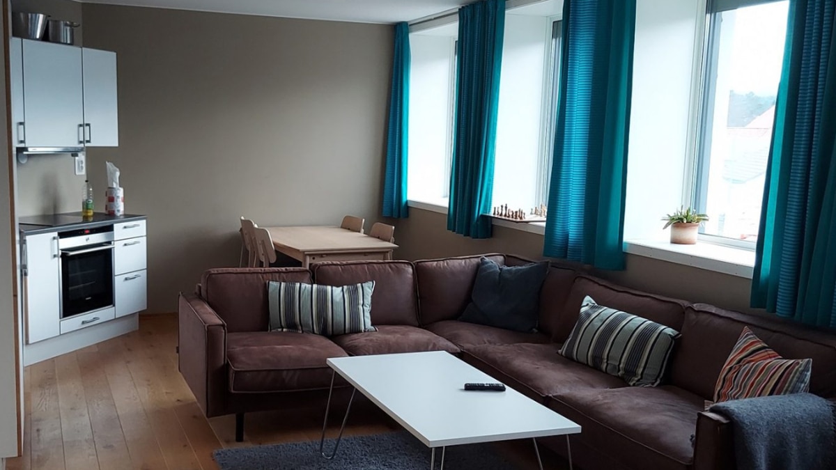 जेल में कैदियों के लिए ख़ास डाइनिंग रूम की व्यवस्था है