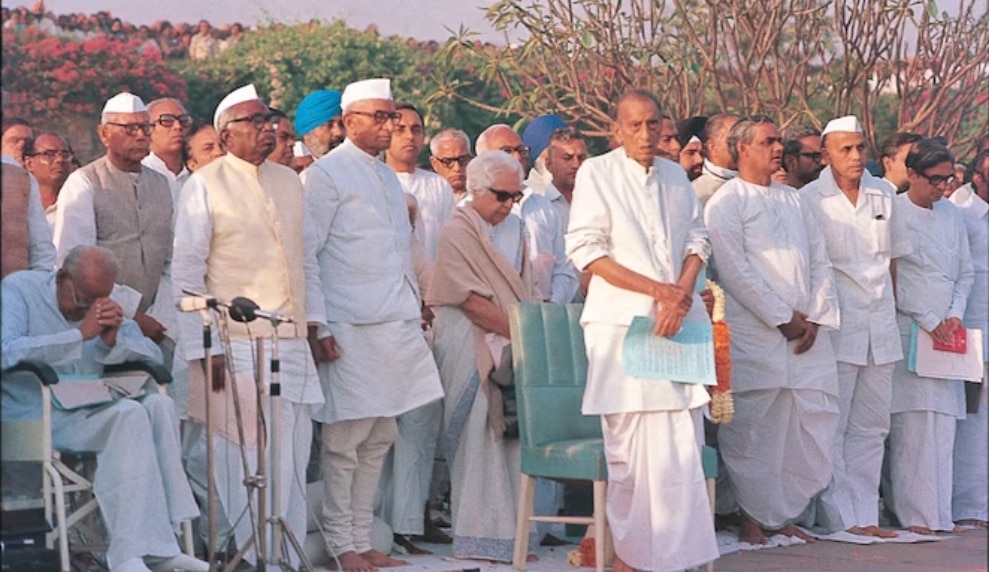 सरकार गठन के बाद मोरारजी देसाई, बाबू जगजीवन राम व अन्य/1977