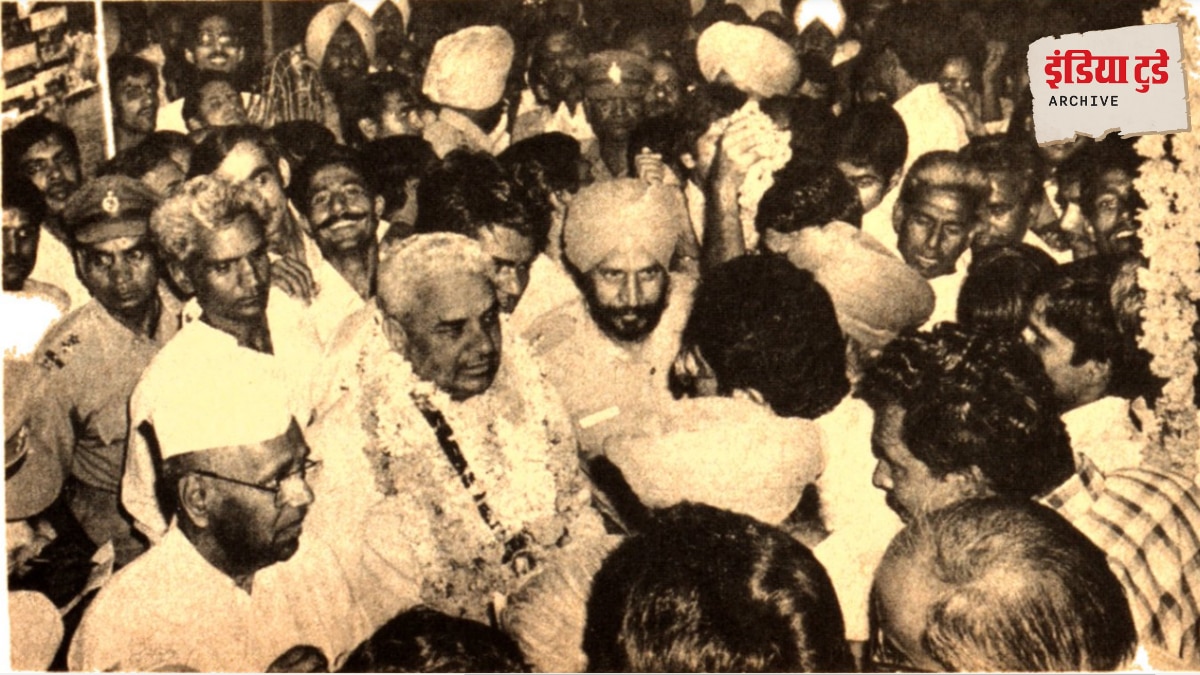 1982 में मुख्यमंत्री पद की शपथ लेने के बाद कांग्रेस नेता भजन लाल/तस्वीर - इंडिया टुडे मैगजीन