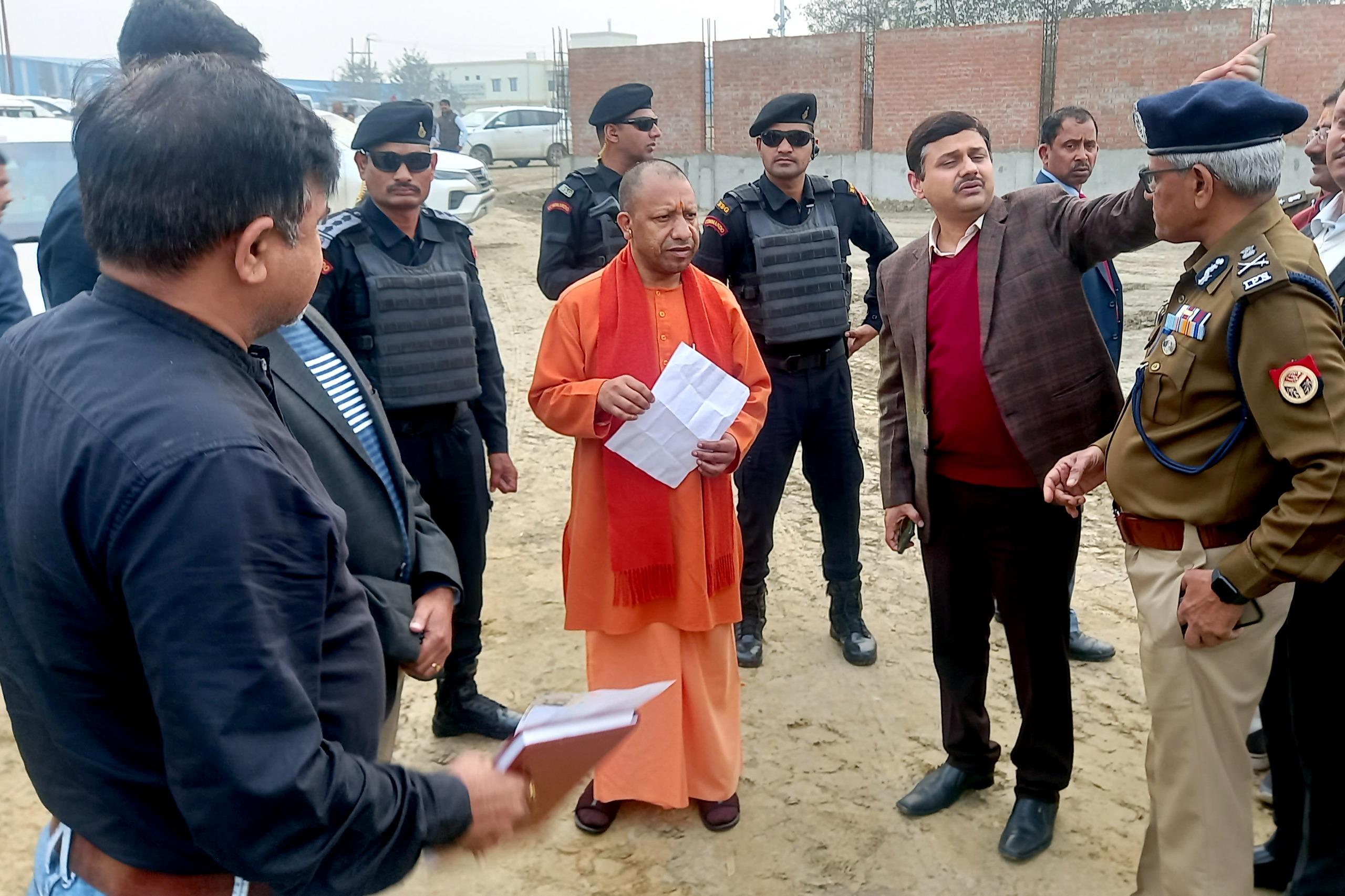 सीएम योगी ने कार्यक्रम की तैयारियों का लिया जायजा. 