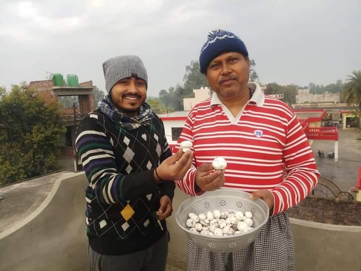 मशरूम की खेती करते किसान शरद कुमार सिंह