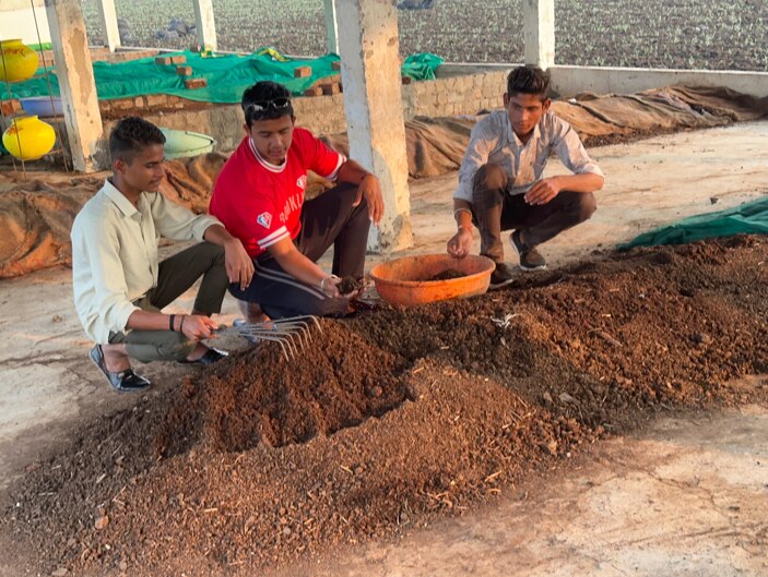 जैविक खेती के बारे में जागरूक करने के साथ और भी कई कार्य कर रहे हैं