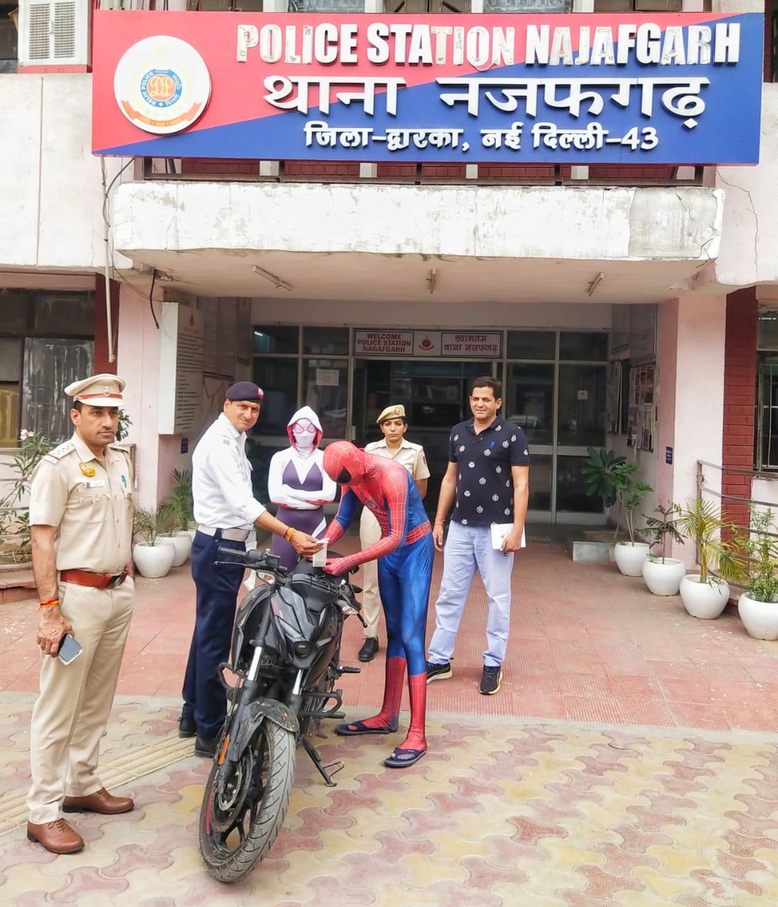 पुलिस की गिरफ्त में स्पाइडरमैन