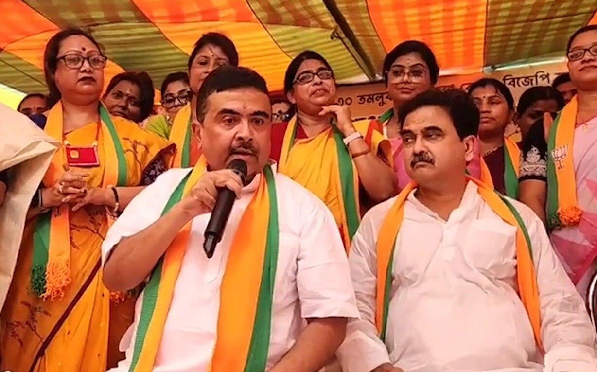 माइक लिए हुए भाजपा नेता सुवेंदु अधिकारी