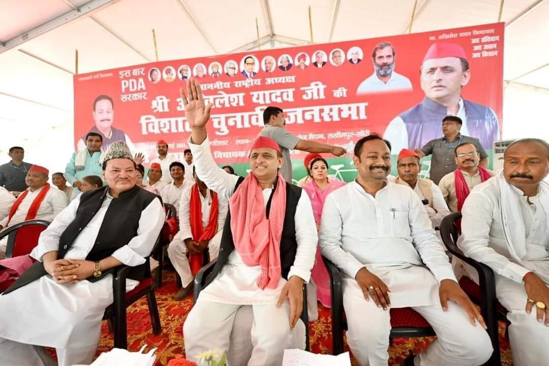 खीरी लोकसभा सीट पर सपा उम्मीदवार उत्कर्ष वर्मा के पक्ष में जनसभा करते पार्टी के राष्ट्रीय अध्यक्ष अखिलेश यादव
