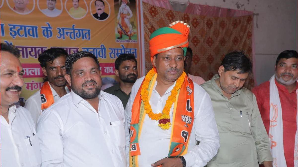 इटावा में सपा उम्मीदवार जितेंद्र दोहरे के पक्ष में रैली करते पार्टी के राष्ट्रीय अध्यक्ष अखिलेश यादव