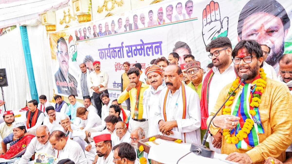 झांसी ललितपुर सीट पर कार्यकर्ता सम्मेलन में हिस्सा लेते इंडिया गठबंधन के उम्मीदवार प्रदीप जैन आदित्य