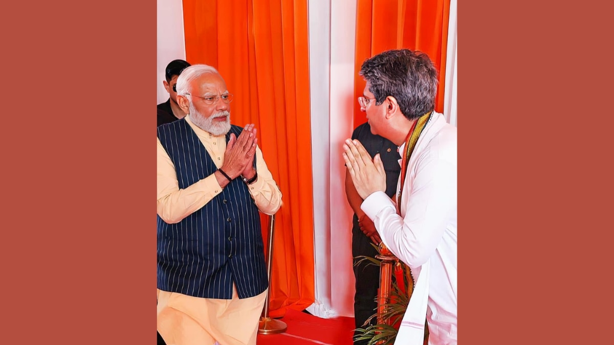 दीपक यादव प्रधानमंत्री मोदी के साथ