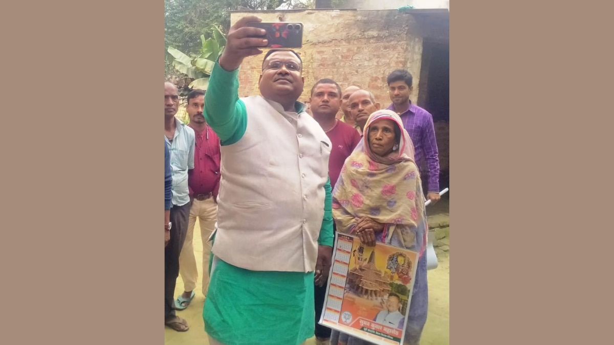 सुमन महासेठ भाजपा का कैलेंडर बांटते हुए