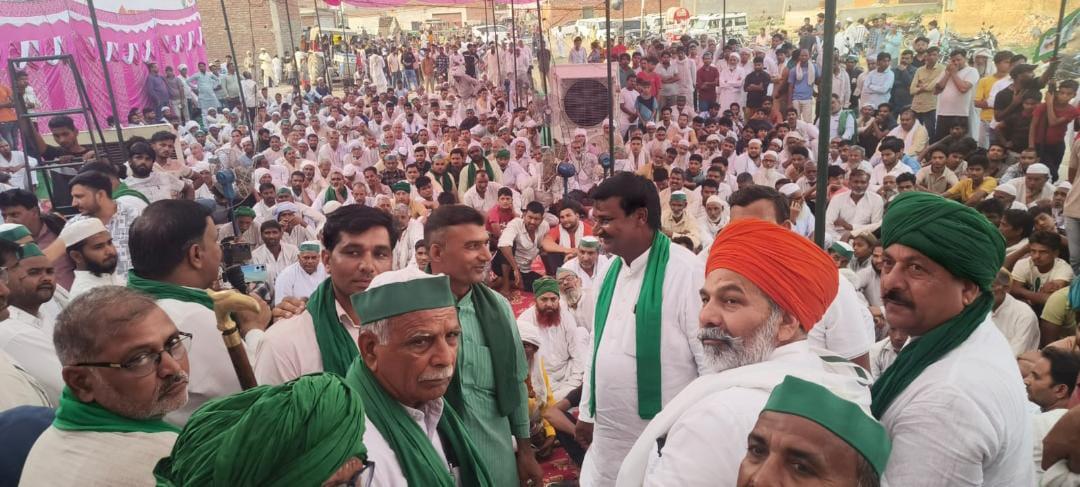 मुजफ्फरनगर के बुढाना में किसान- मजदूर सम्मेलन को संबोधित करते राकेश टिकैत